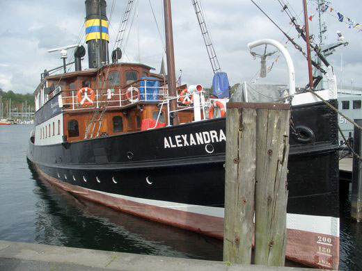 Flensburg – Kreuzfahrtschiff MS Hamburg zur Rumregatta mit dem Salondampfer „Alexandra“ beim Auslaufen begleiten