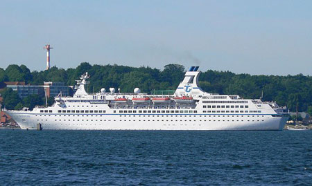 Schicke Kreuzfahrtschiffe MS Hamburg und MS Astor kommen auch 2014 nach Flensburg